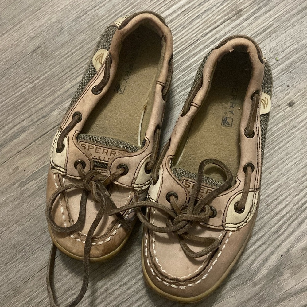 Girls sperrys